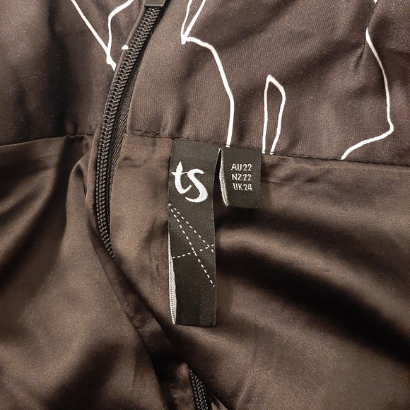 Taking Shape box pleat flowered skirt - 20 - Picture 4 of 5